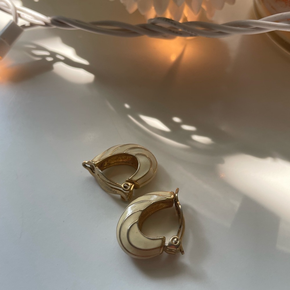 Vintage Nina Ricci Cream and Gold Tone clip on Earrings - Picture 4 of 4
